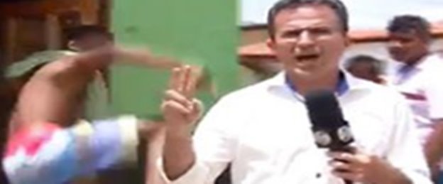 Repórter de TV nordestina é agredido com voadora durante reportagem