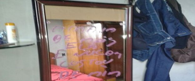 Homem mata mulher e deixa recado no espelho após o crime