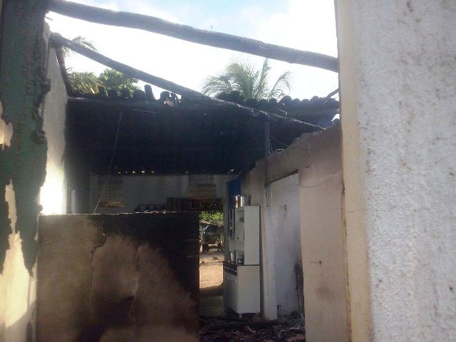 Casa foi incendiada (Foto: Alisson Antônio)