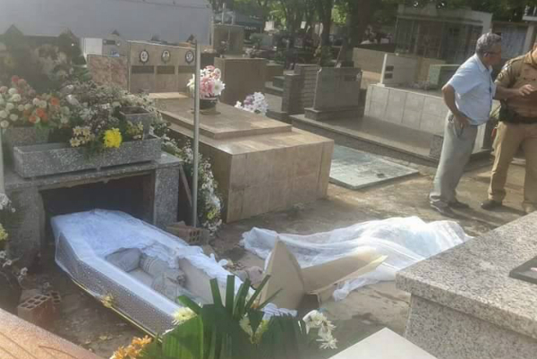 Corpo foi encontrado por funcionários do cemitério municipal de Paranavaí (Foto: Jonei Farias)