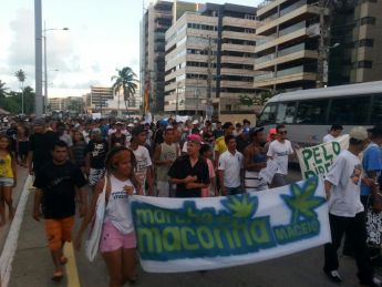 Marcha da Maconha reúne jovens na orla da Ponta Verde (Crédito: Cortesia)
