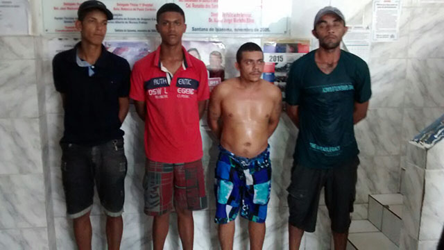 Quatro suspeitos foram presos pela PM. (Foto: Cortesia/Internauta)