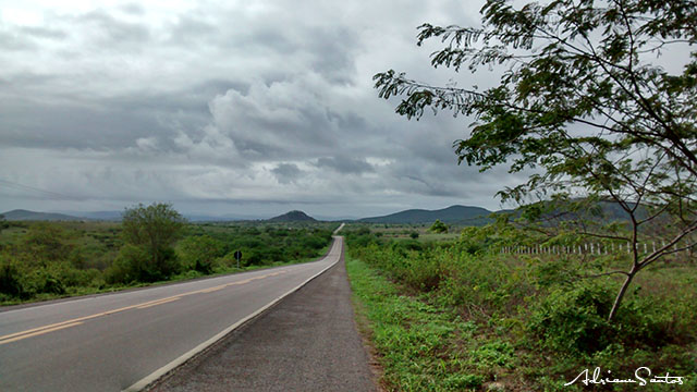 Trecho da BR-316 próximo ao trevo de acesso à cidade de Minador do Negrão (Foto: Adrianu Santos)