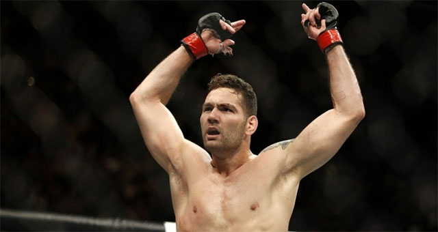Chris Weidman comemora após derrotar Vitor Belfort por nocaute técnico e manter o cinturão dos médios, no UFC 187 (Foto: Locher/AP Photo)
