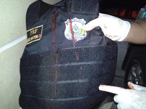 Colete que policial estava usando ficou com manchas de sangue (Foto: Divulgação/Ascom PC)