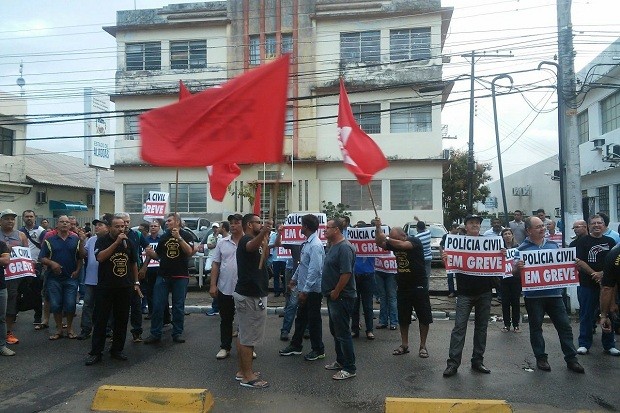 Após assembleia, policiais civis foram às ruas para anunciar a greve da categoria (Foto: Lucas Leite/G1)