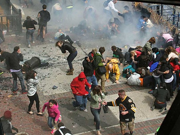 Fotógrafo amador registrou pânico logo após explosão na maratona (Foto: Ben Thorndike / AP Photo)