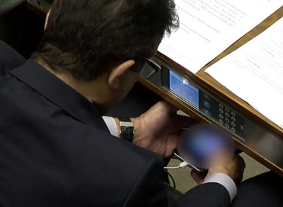 Deputado João Rodrigues (PSD/SC) foi flagrado assistindo a vídeo pornô (Foto: Reprodução/SBT)