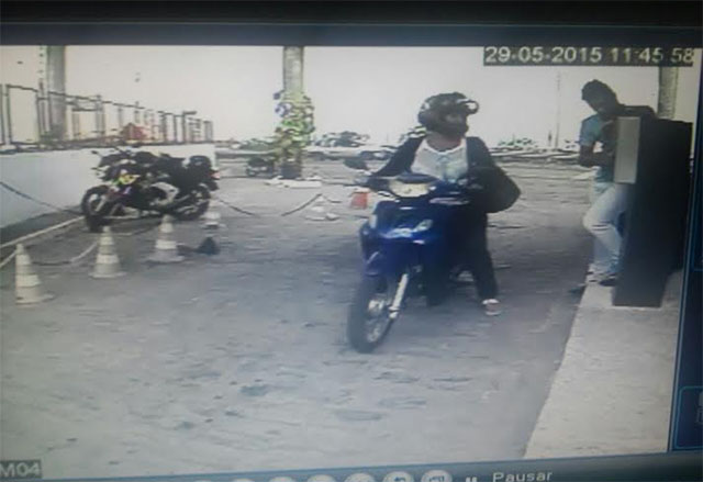 Câmeras de segurança registram chegada da mulher no Hospital Chama (Foto: Divulgação)