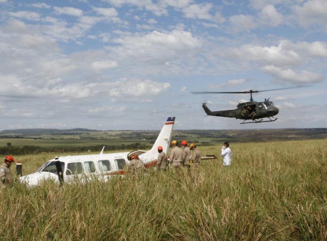 O avião que transportava os apresentadores fez pouso forçado (Foto: Cleber Gellio)