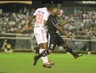 Chiquinho Alagoano disputa com Max a posse de bola no alto. Lateral do ASA participou de dois dos três gols da partida (Foto de Valdeir Góis)
