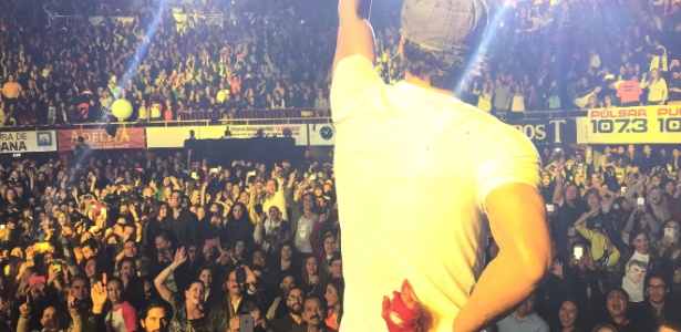 O cantor Enrique Iglesias ficou gravemente ferido após ter os dedos cortados por um drone (Foto: Francis Ramsden/AP)