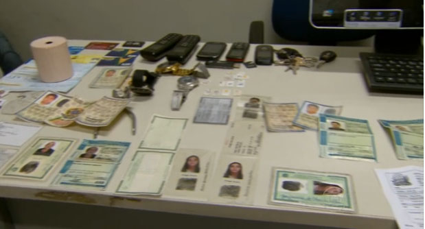 Documentos falsos e celulares foram apreendidos (Foto: Reprodução/NETV/Globo)