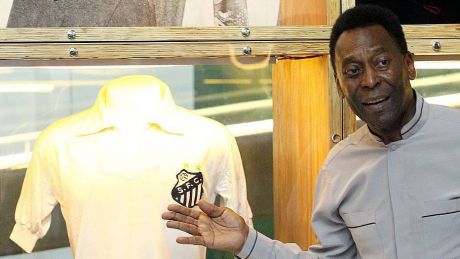 Pelé mostra camisa das décadas de 1960 e 70 (Foto: Maurício de Souza)