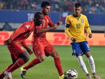 Neymar comandou a vitória brasileira no Chile (Foto: NELSON ALMEIDA / AFP)