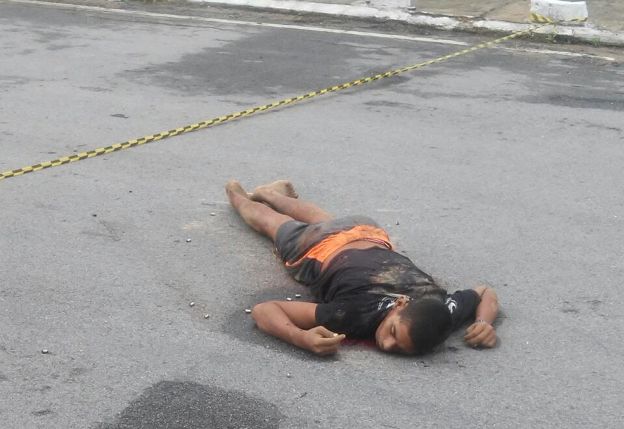 Homem é morto a tiros e tem corpo deixado em trevo de Major Izidoro (Foto: Cortesia/Internauta)