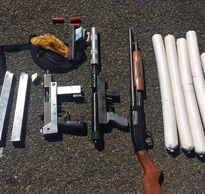 Polícia recuperou armas usadas no assalto após carro dos bandidos capotar (Foto: Marcus Batata)