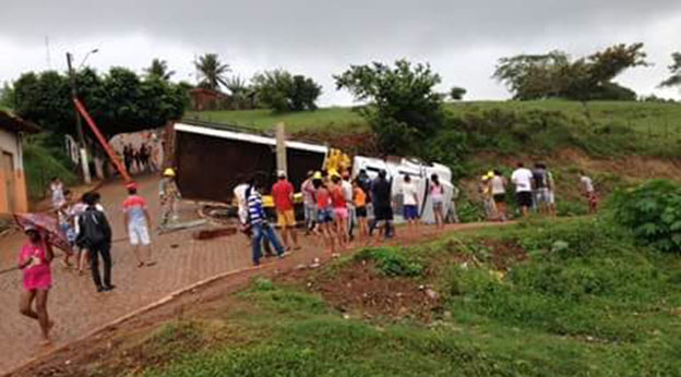 Caminhão da Eletrobras tomba enquanto fazia manutenção na rede elétrica em Belém (Foto enviada via WhatsApp)
