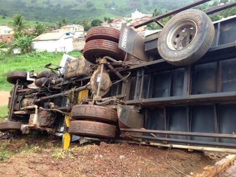 Caminhão da Eletrobras tomba enquanto fazia manutenção na rede elétrica em Belém (Foto enviada via WhatsApp)