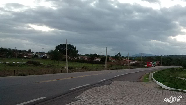 Trecho da entrada do Loteamento Maria Gonzaga, na BR-316, em Cacimbinhas (Foto: Adrianu Santos)