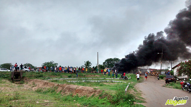 Trecho bloqueado na entrada do Loteamento Maria Gonzaga (Foto: Adrianu Santos)