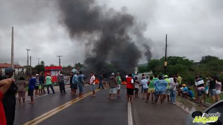 Trecho bloqueado na entrada do Loteamento Maria Gonzaga (Foto: Adrianu Santos)