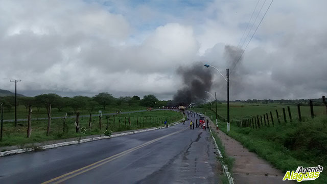 Trecho bloqueado na saída para Santana do Ipanema (Foto: Adrianu Santos)