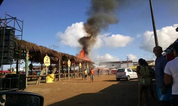 Homem encapuzado ateia fogo em palhoção em São Miguel dos Campos