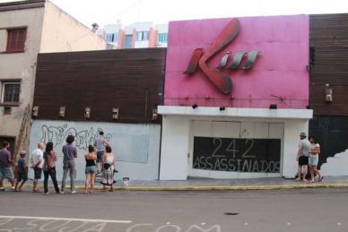 Familiares e amigos fazem homenagens (Foto: Wagner Machado / Terra)