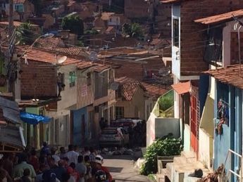 Polícia ocupa grota no bairro do Jacintinho (Foto: Carolina Sanches/G1)