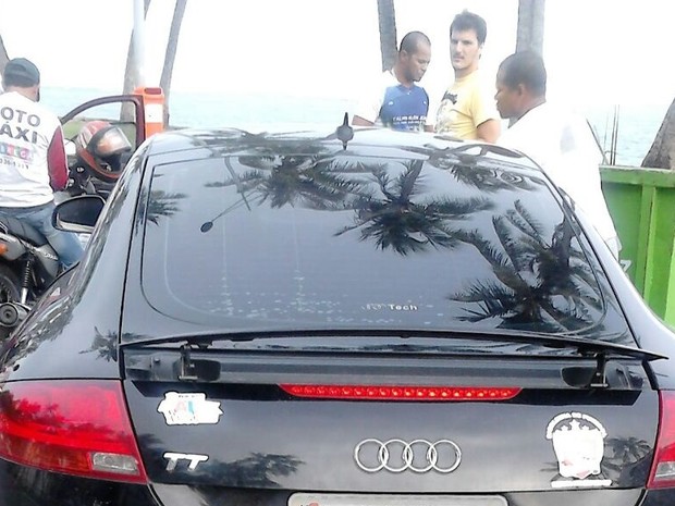 Jogador é flagrado ao fundo (de camisa azul e branca) no momento da blitz (Foto: Divulgação/BPTran)