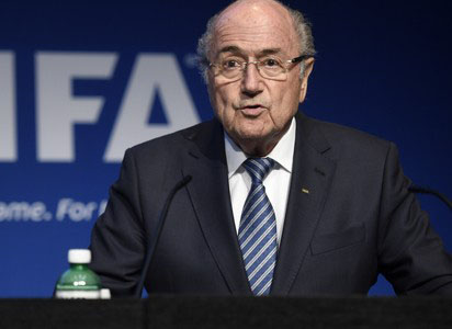 O presidente da Fifa, Joseph Blatter, diz que renuncia ao cargo em coletiva de imprensa em Zurique, Suíça (Foto: Keystone via AP)