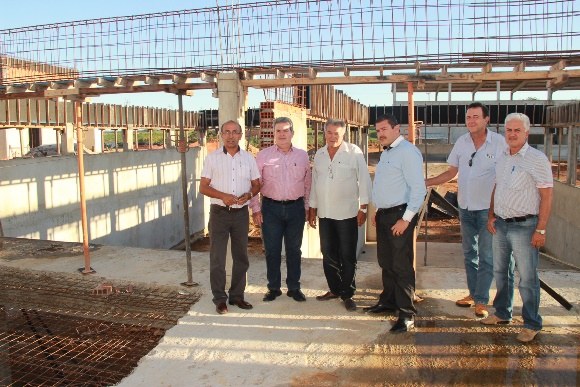 Secretário Alvaro está empolgado com inauguração do matadouro. (Foto: Dennis Calheiros)