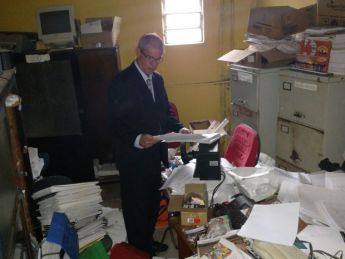 Promotor observa sala com documentos da gestão municipal de Monteirópolis (Foto: Ascom/MP-AL)