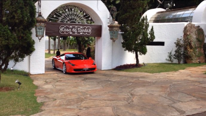 CASA DA DINDA: PF apreende Ferrari de Collor(Rodrigo Rangel/VEJA)