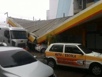 Parte da cobertura do posto caiu (Foto: Arquivo Pessoal/Sílvia Gomes de Melo)