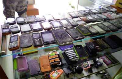 Celulares sem nota fiscal são apreendidos durante ação integrada. (Foto: Renan Belo)