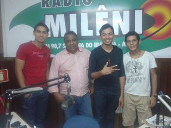 Radialista Ivanildo Ferreira, ao lado dos jovens Oliventinos da banda '' Ágape RM ''. (Foto: Ivanildo Ferreira)