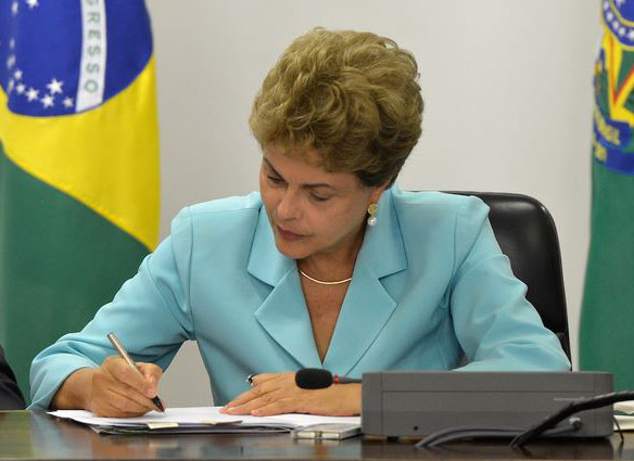 Contra impeachment, 16 governadores entregam a Dilma Carta pela Legalidade