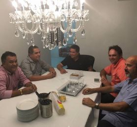 Ex-prefeito de Monteirópolis Mailson de Mendonça ( Lado Esquerdo), Dep. Est. Inácio Loiola, Prefeito de Jacaré dos Homens Júnior Ernesto ( Blusa Preta ), Vereador de Pão de Açúcar Nilson Albuquerque e Zé Ailton ( Olho D´agua das Flores) (Foto: Deputado Inácio Loiola/ Facebook)