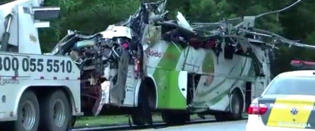 Perícia encontra falhas nos freios do ônibus que tombou na Mogi-Bertioga