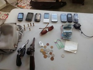 Foram encontrados com a dupla dois revólveres calibre 38, seis aparelhos celulares, um notebook e quantia em dinheiro. (Foto: Divulgação BPRv)