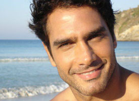 Longe das novelas, galã trabalha como caixa de loja