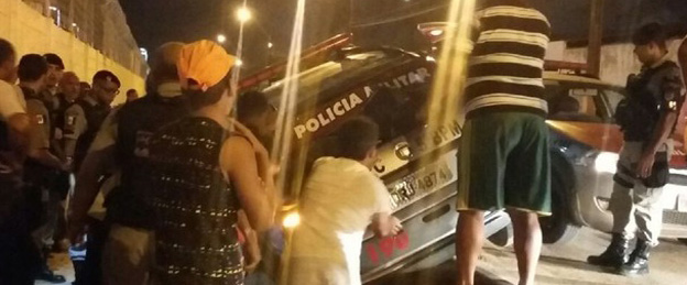Viatura capota durante perseguição em Maceió e policial fica ferido