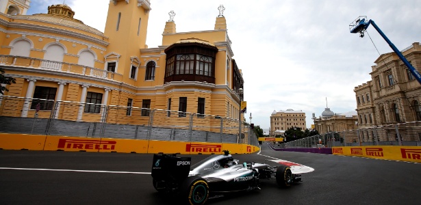 nico-rosberg-da-mercedes-no-circuito-de-baku-1466167387772_615x300