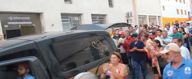 Lágrimas na hora do adeus: Sepultamento de Gileno Sampaio atrai multidão