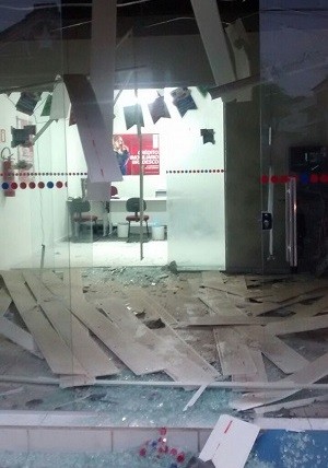 Criminosos deixaram interior da agência destruído (Foto: Subtenente Valle/Arquivo Pessoal)