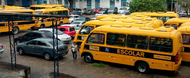 Ônibus escolares novos estão sem uso no pátio da Semed de Maceió