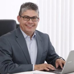 Francisco Araújo, Consultor de Gestão Pública recebe o Prêmio Top Alagoas 2016, pelo reconhecimento dos seus serviços prestados em sua área.