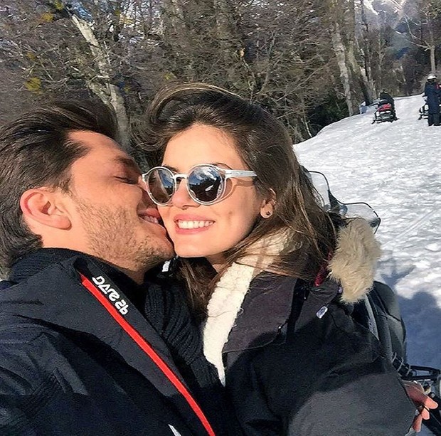 Toledo assume namoro com Camila Queiroz: ‘Seu sorriso me faz sorrir’